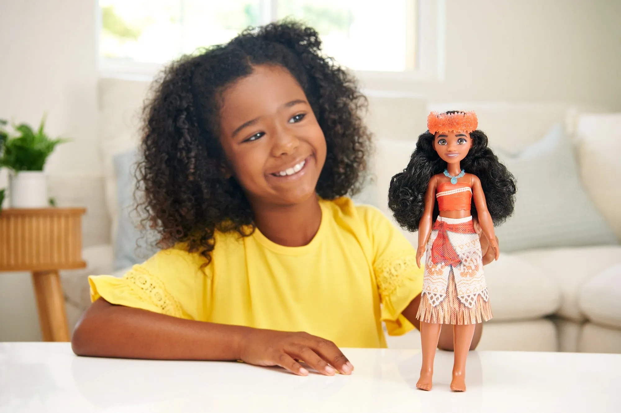 Disney Princess Moana Posable Fashion Doll with Sparkling Clothing and Accessories for Kids Ages 3 